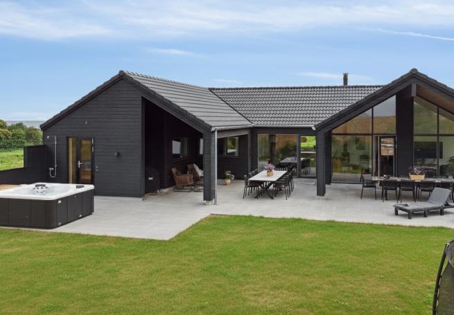 Dette lekre huset med svømmebasseng, nr. 668, med plass til 16 personer, ligger i Fyn og øyer