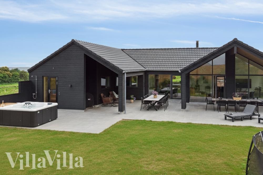 Dette lekre huset med svømmebasseng, nr. 668, med plass til 16 personer, ligger i Fyn og øyer