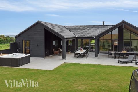 Dette lekre huset med svømmebasseng, nr. 668, med plass til 16 personer, ligger i Fyn og øyer