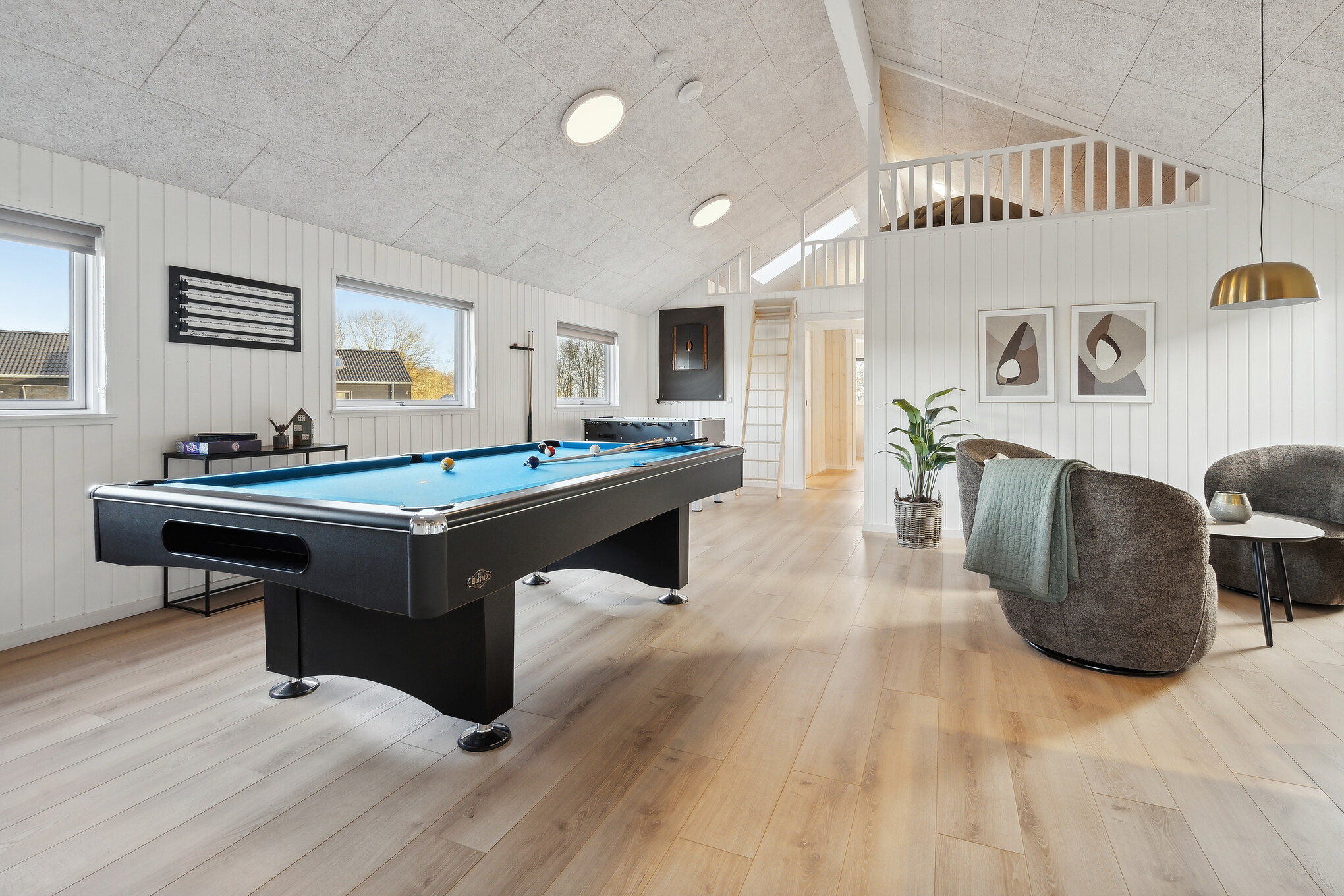 I tillegg til alle aktivitetsmulighetene i husets bassengavdeling, kan du også spille biljard, bordtennis og dart i luksushus nr. 912