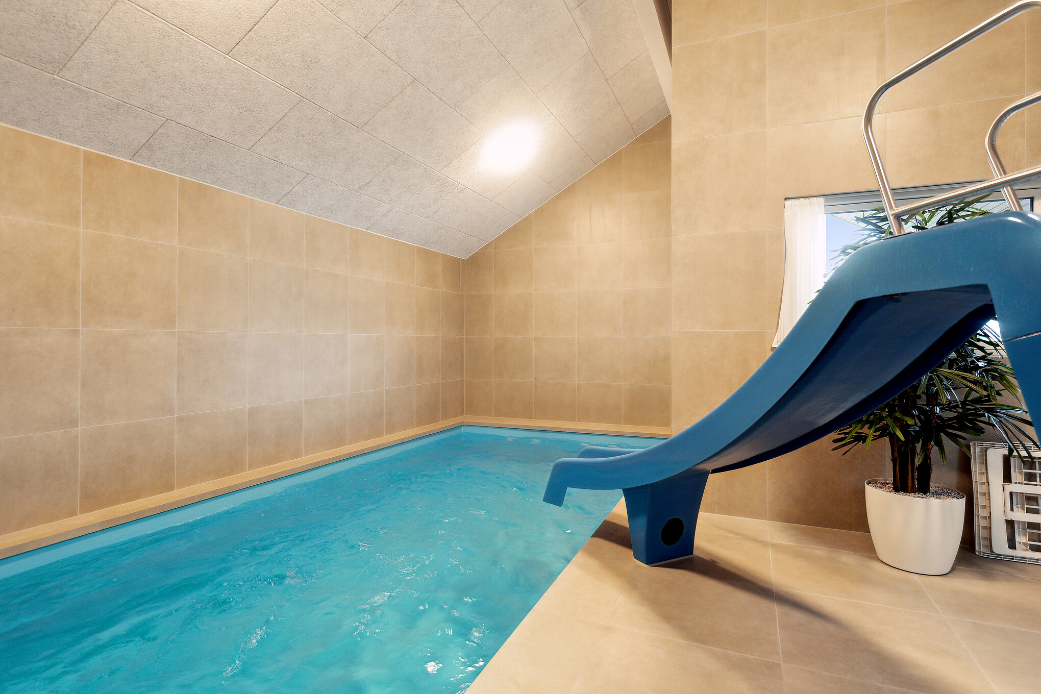 Feriehus 912 har et flott basseng med sklie, et stort innebygd boblebad og en badstue