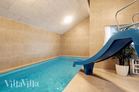 Feriehus 912 har et flott basseng med sklie, et stort innebygd boblebad og en badstue