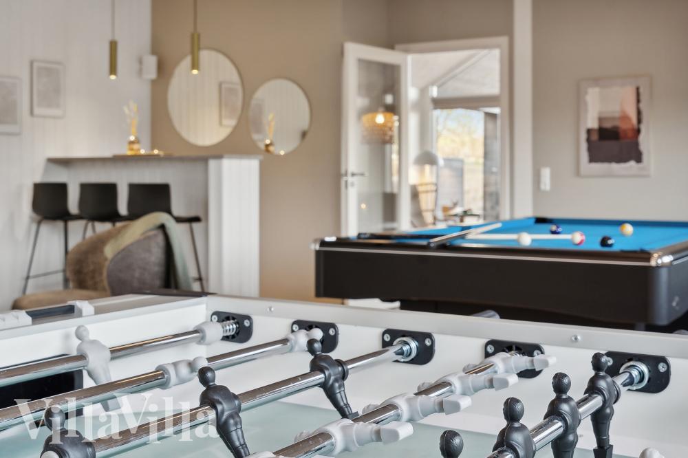 Luksushus nr. 912 til 18 personer tilbyr et stort aktivitetsrom med bl.a. biljard og dart