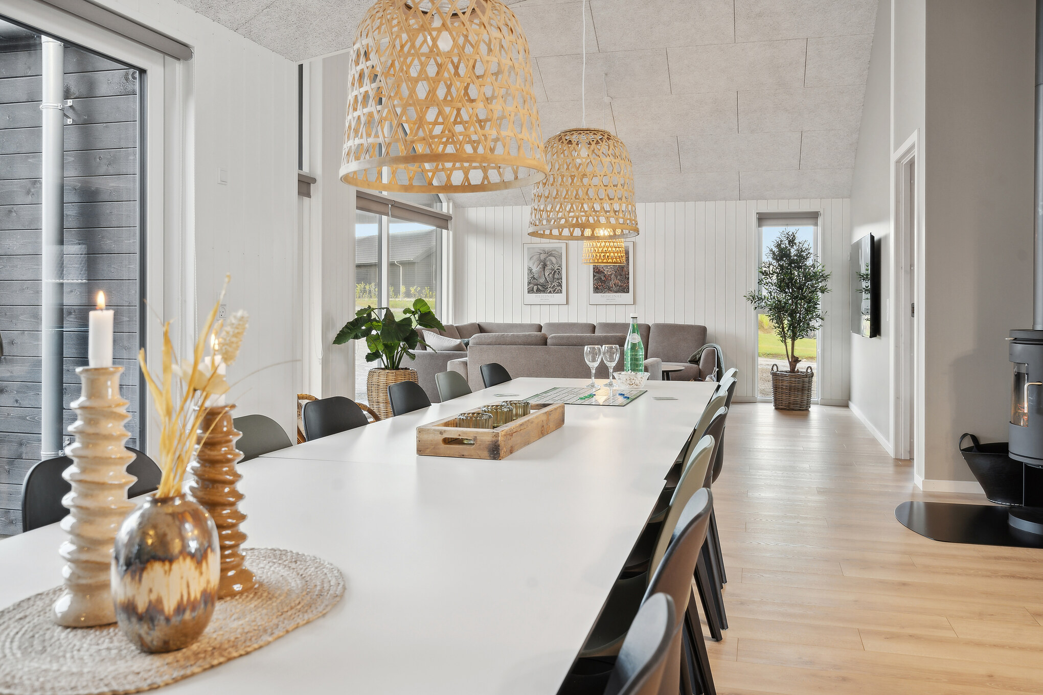 Det er plass til 18 personer i det store lyse oppholdsrommet i luksushus nr. 912.