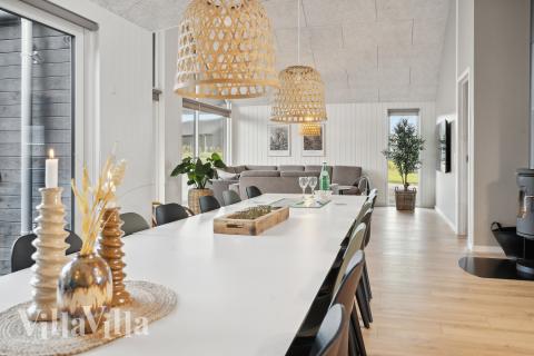 Det er plass til 18 personer i det store lyse oppholdsrommet i luksushus nr. 912.