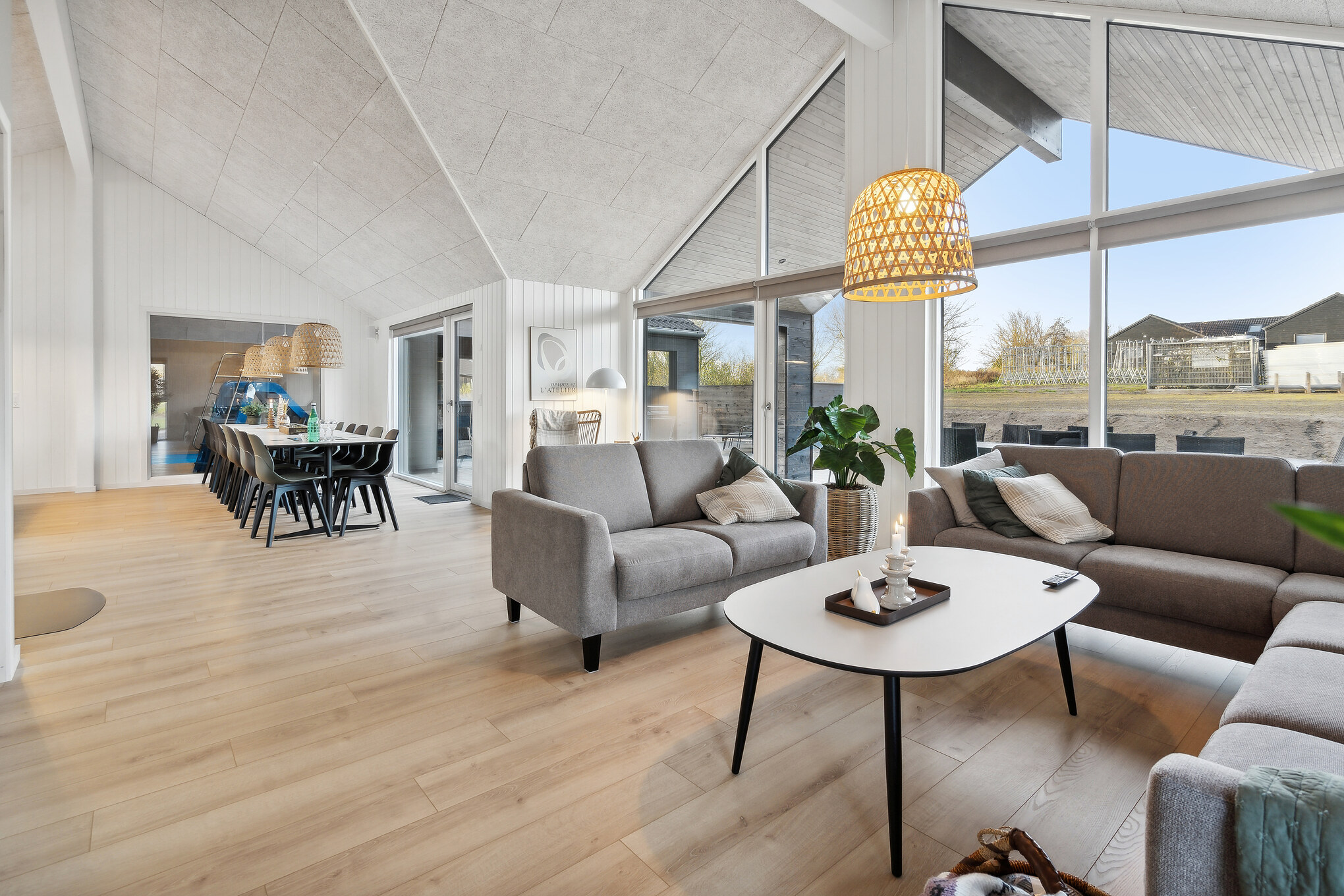 Sofaen i luksushus nr. 912 i Lolland/Falster/Møn er perfekt for å hygge seg med et brettspill eller se en film sammen.