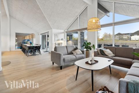 Sofaen i luksushus nr. 912 i Lolland/Falster/Møn er perfekt for å hygge seg med et brettspill eller se en film sammen.