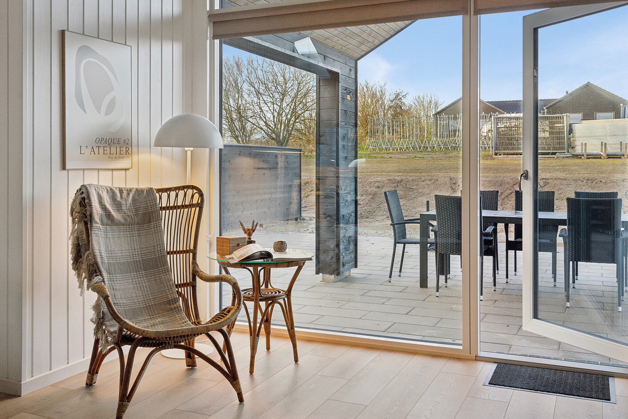 Det er god plass til hygge i feriehusets sofagruppe under oppholdet i luksushus nr. 912