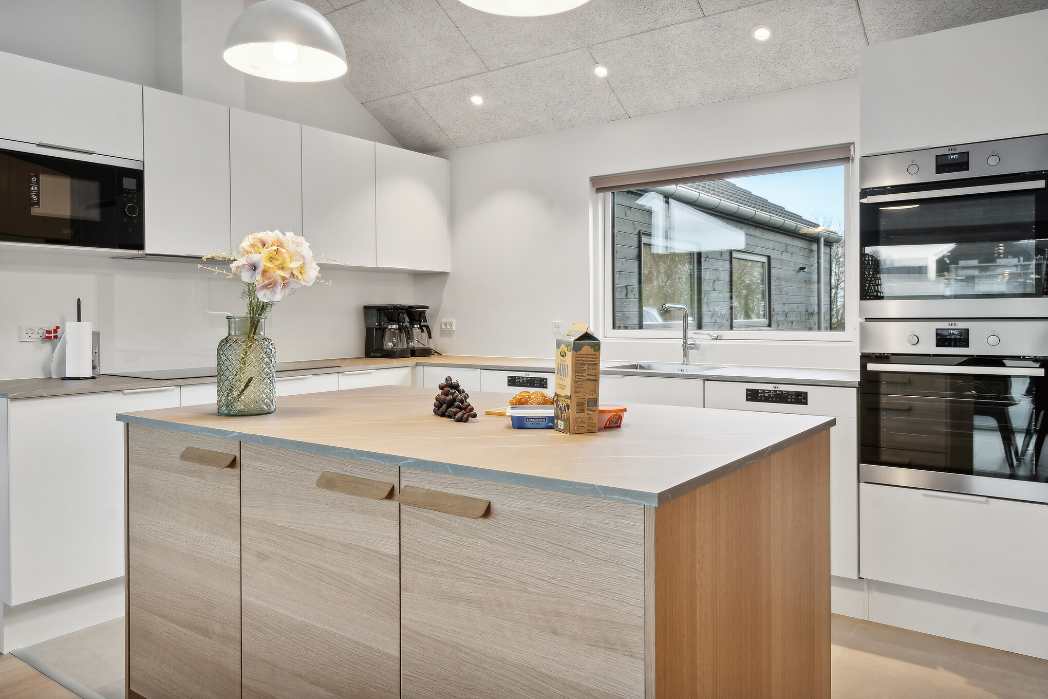 Kjøkkenet i luksushus nr. 912 er godt innrettet.