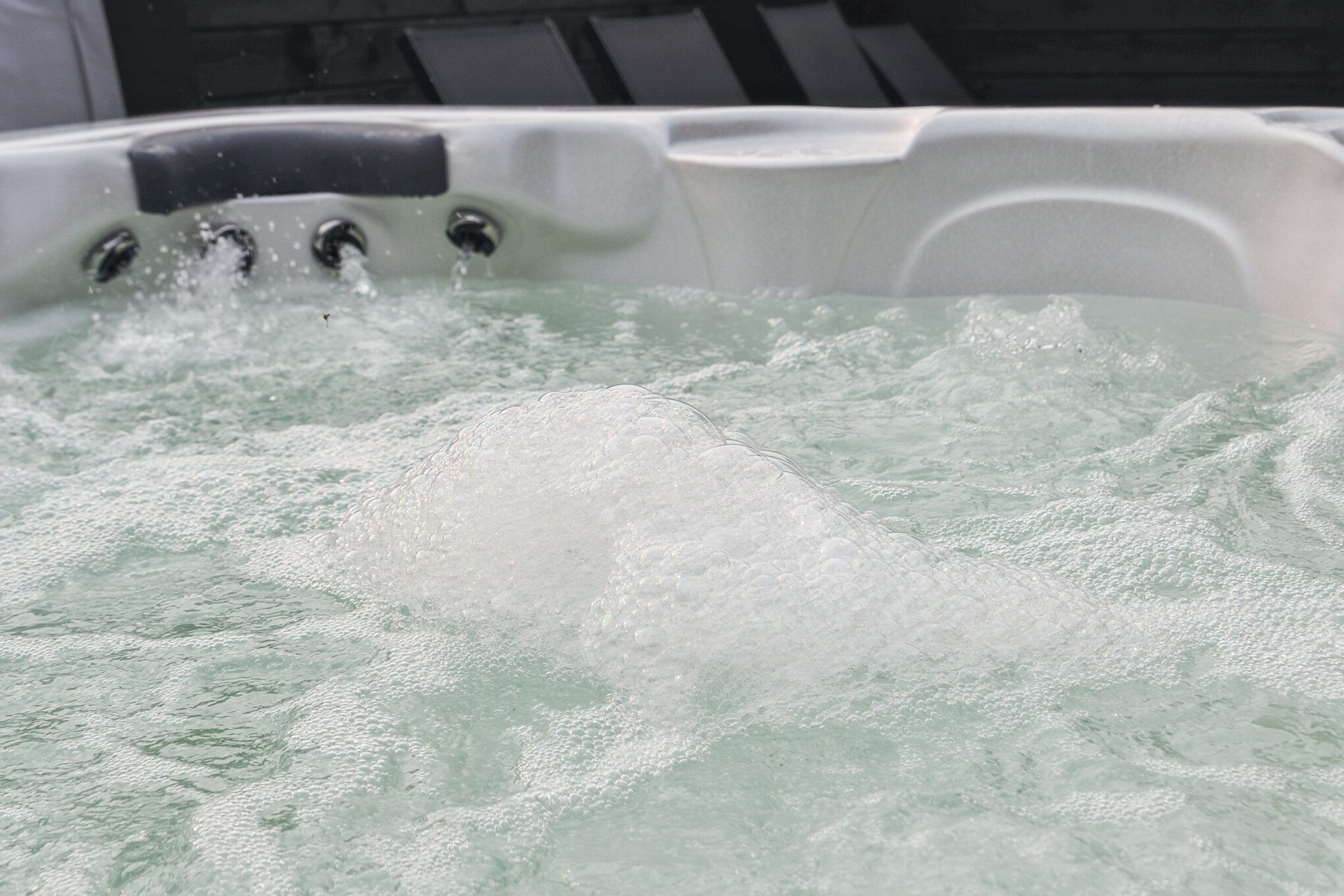 Nyt varmen i boblebadet i luksushus nr. 912 i Lolland/Falster/Møn