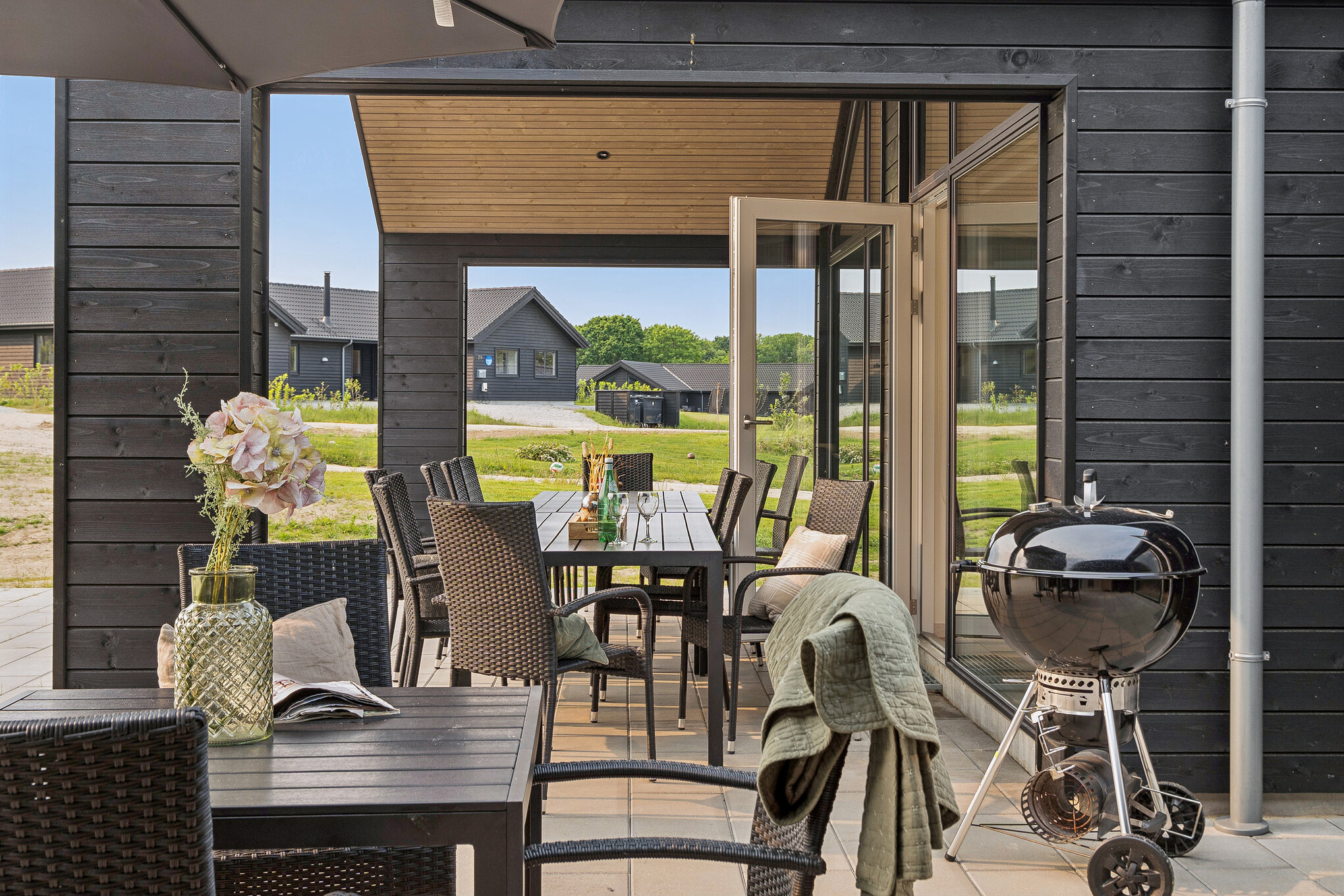 Nyt en grillkveld på terrassen i luksushus nr. 912 i Lolland/Falster/Møn