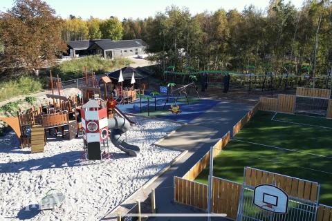 I det attraktive feriehuset nr. 912 i Lolland/Falster/Møn finnes det mengder av utendørsaktiviteter, som leketårn og huskestativ.