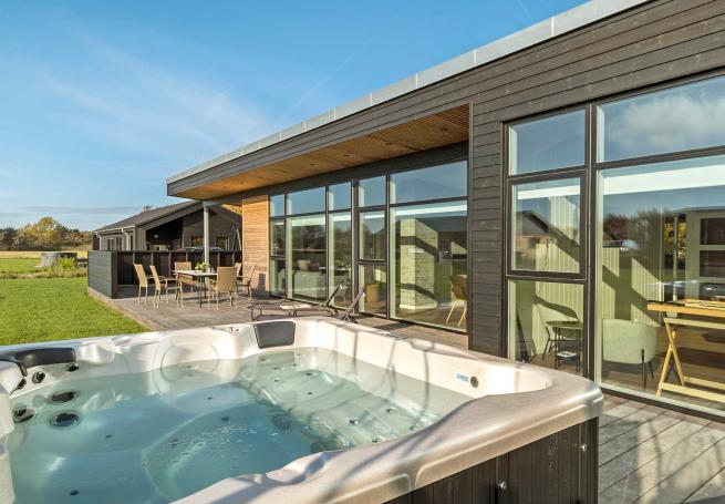 Nyt varmen i boblebadet i luksushus nr. 936 i Limfjorden