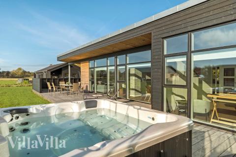 Nyt varmen i boblebadet i luksushus nr. 936 i Limfjorden