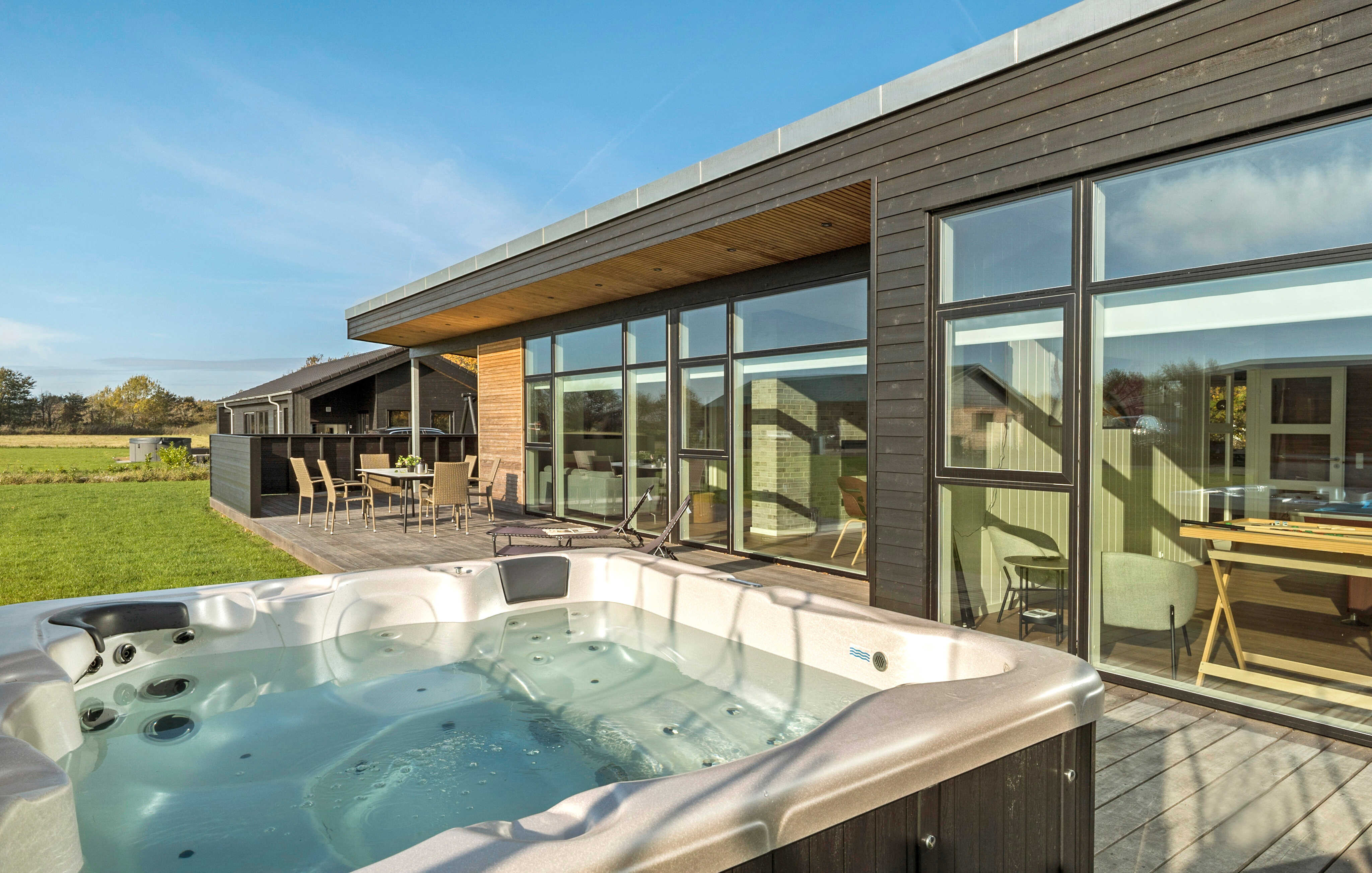 Nyt varmen i boblebadet i luksushus nr. 936 i Limfjorden