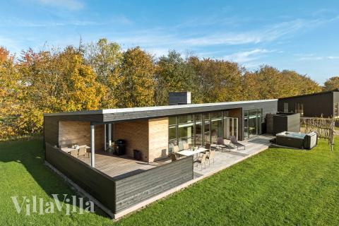 Dette lekre huset med spa, nr. 936, med plass til 10 personer, ligger i Limfjorden