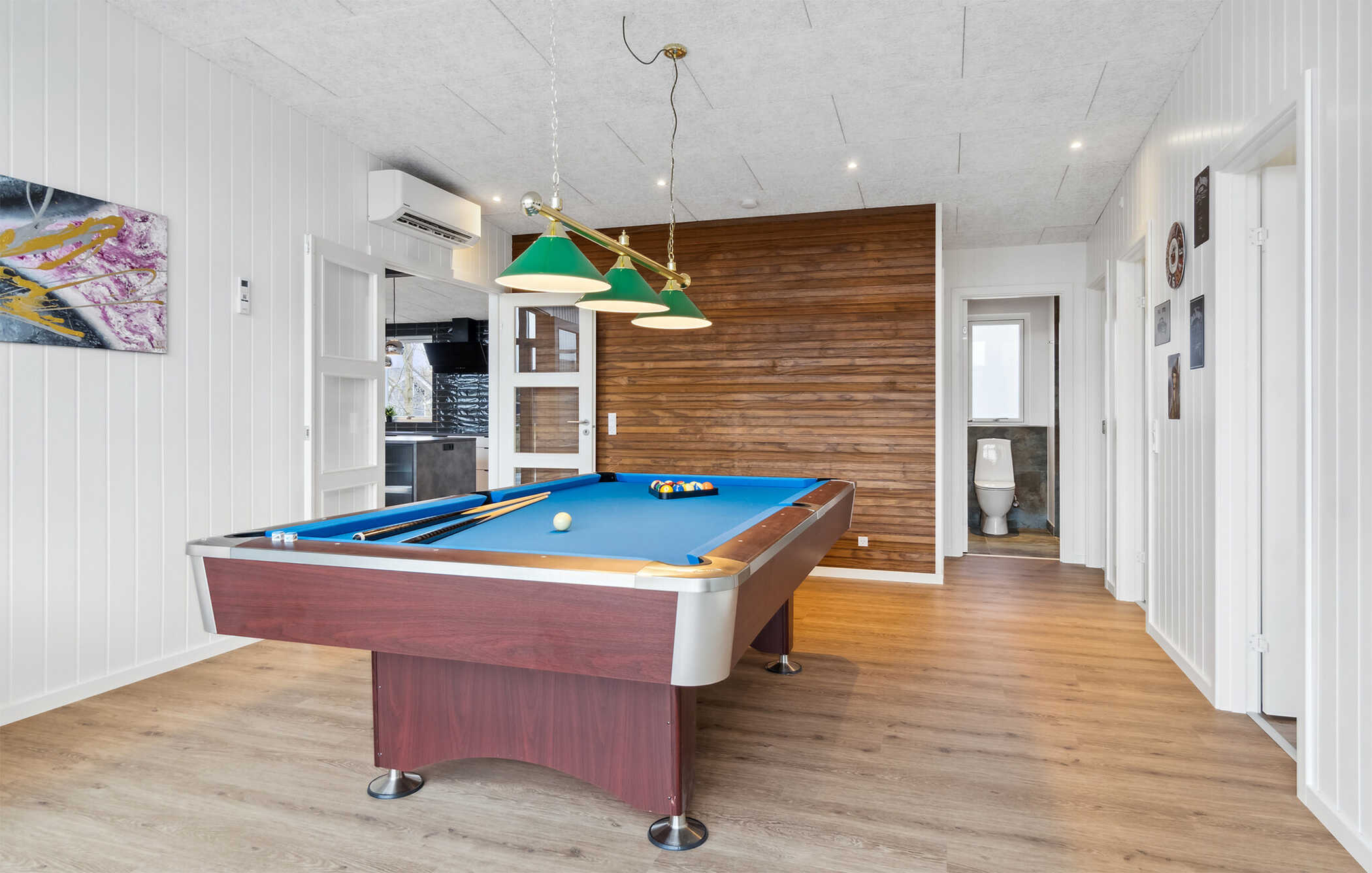 I tillegg til alle aktivitetsmulighetene i husets bassengavdeling, kan du også spille biljard, bordtennis og dart i luksushus nr. 936
