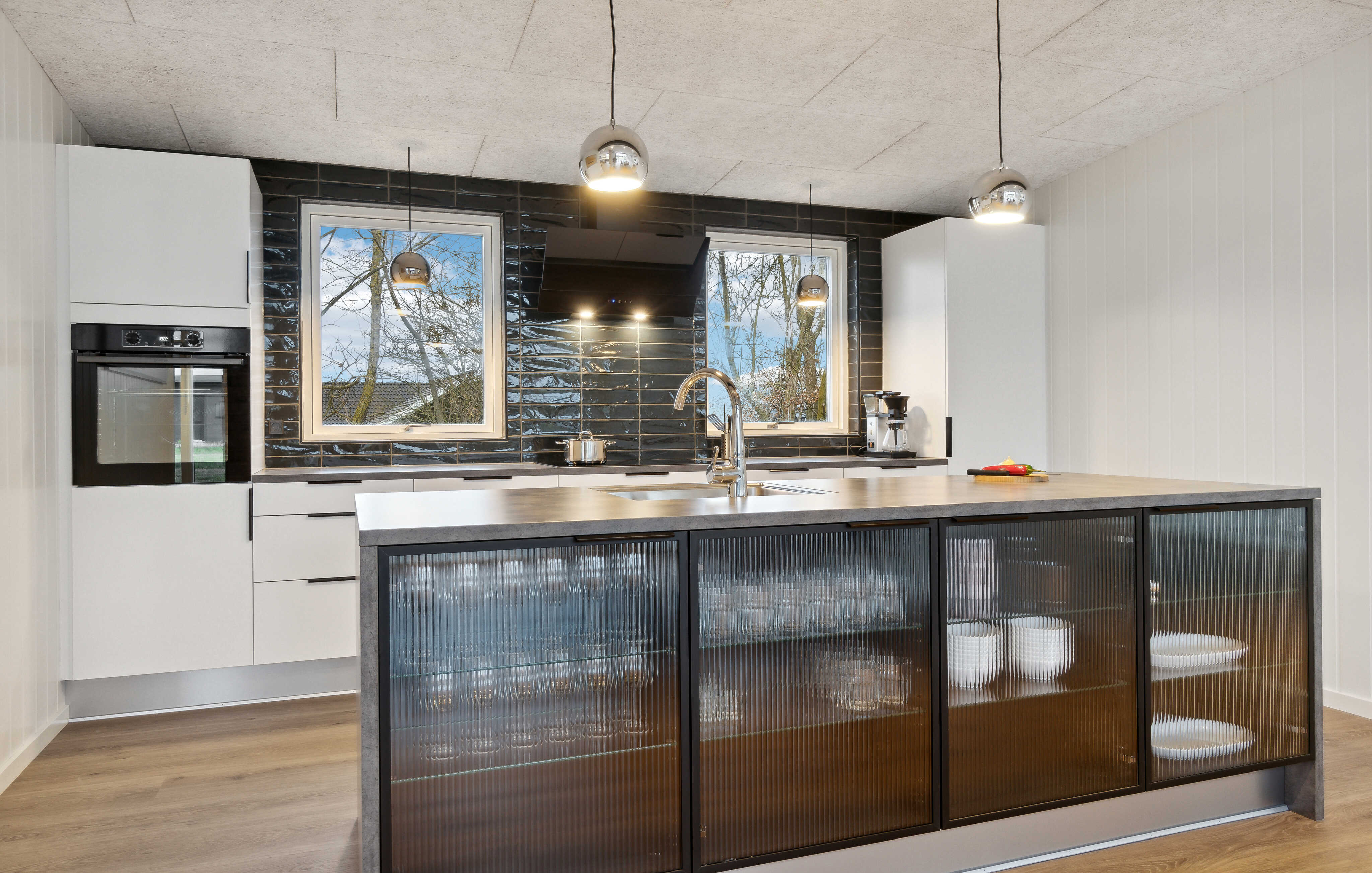 Kjøkkenet i luksushus nr. 936 er fullt utstyrt så dere lett kan lage mat til 10 personer.