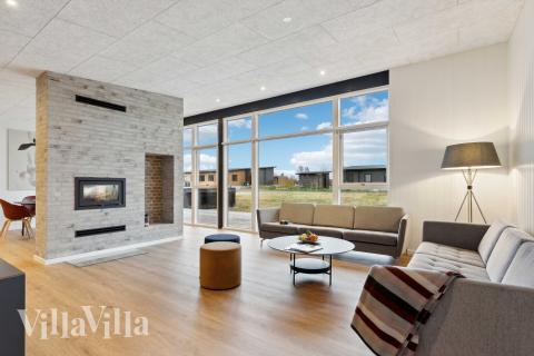 Sofaen i luksushus nr. 936 i Limfjorden er perfekt for å hygge seg med et brettspill eller se en film sammen.