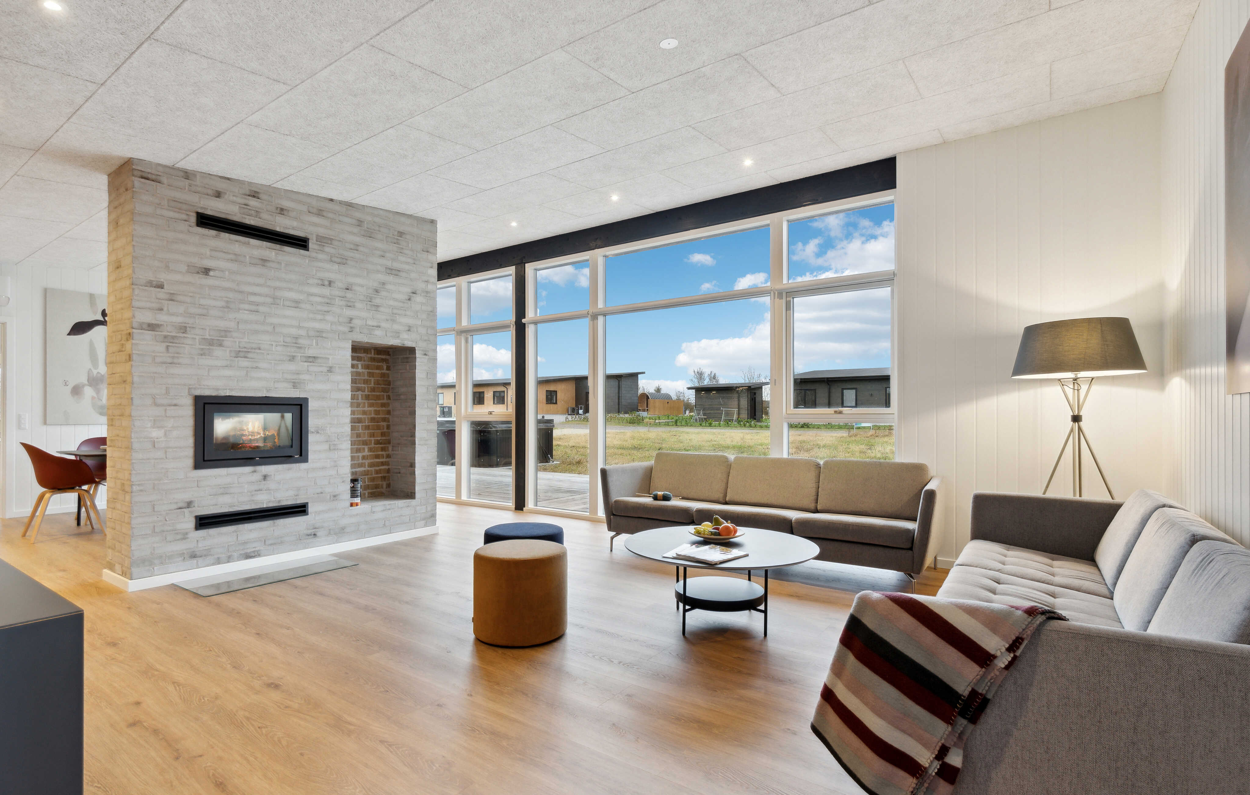 Sofaen i luksushus nr. 936 i Limfjorden er perfekt for å hygge seg med et brettspill eller se en film sammen.