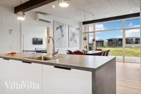 Kjøkkenet i luksushus nr. 936 i Limfjorden er godt innrettet.