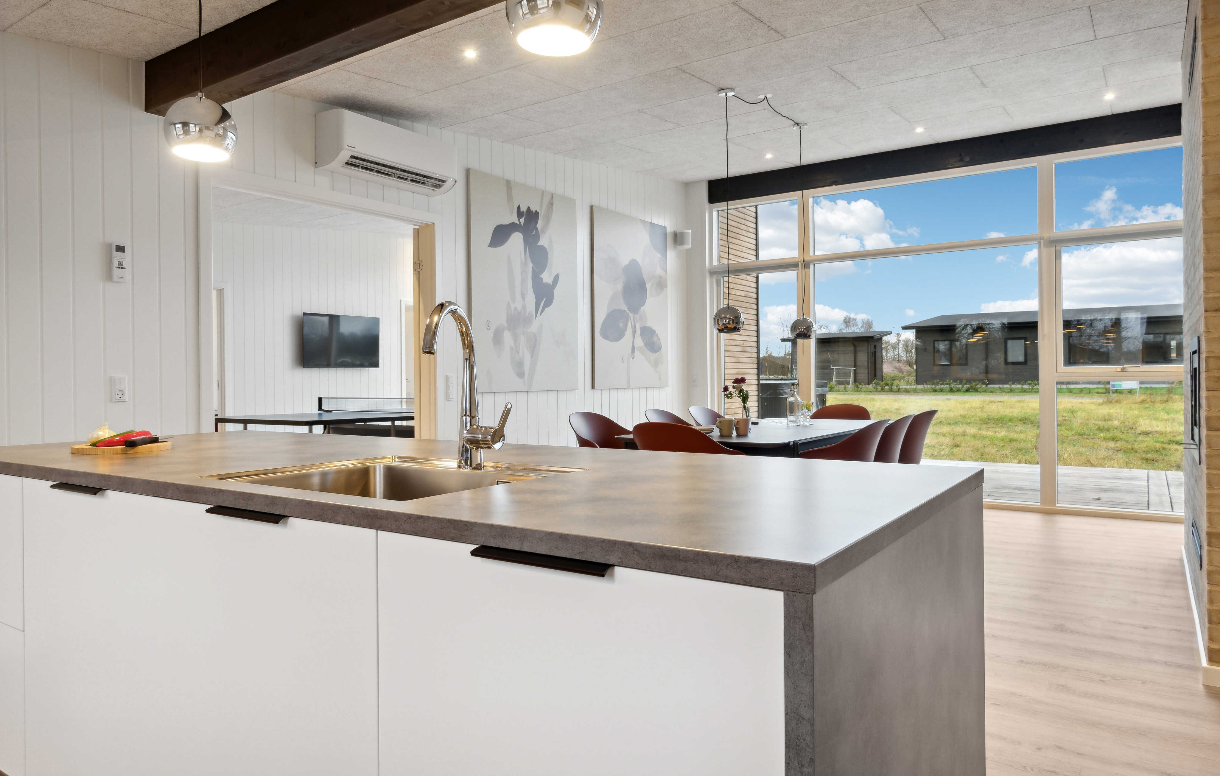 Kjøkkenet i luksushus nr. 936 i Limfjorden er godt innrettet.