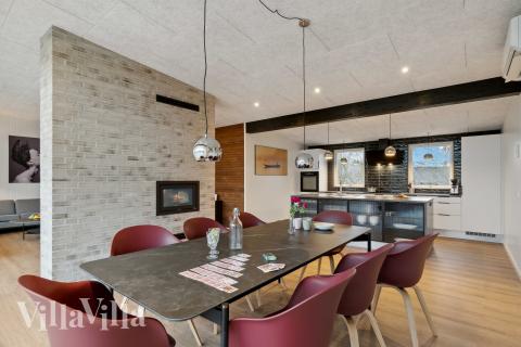 Det er plass til 10 personer i det store lyse oppholdsrommet i luksushus nr. 936.