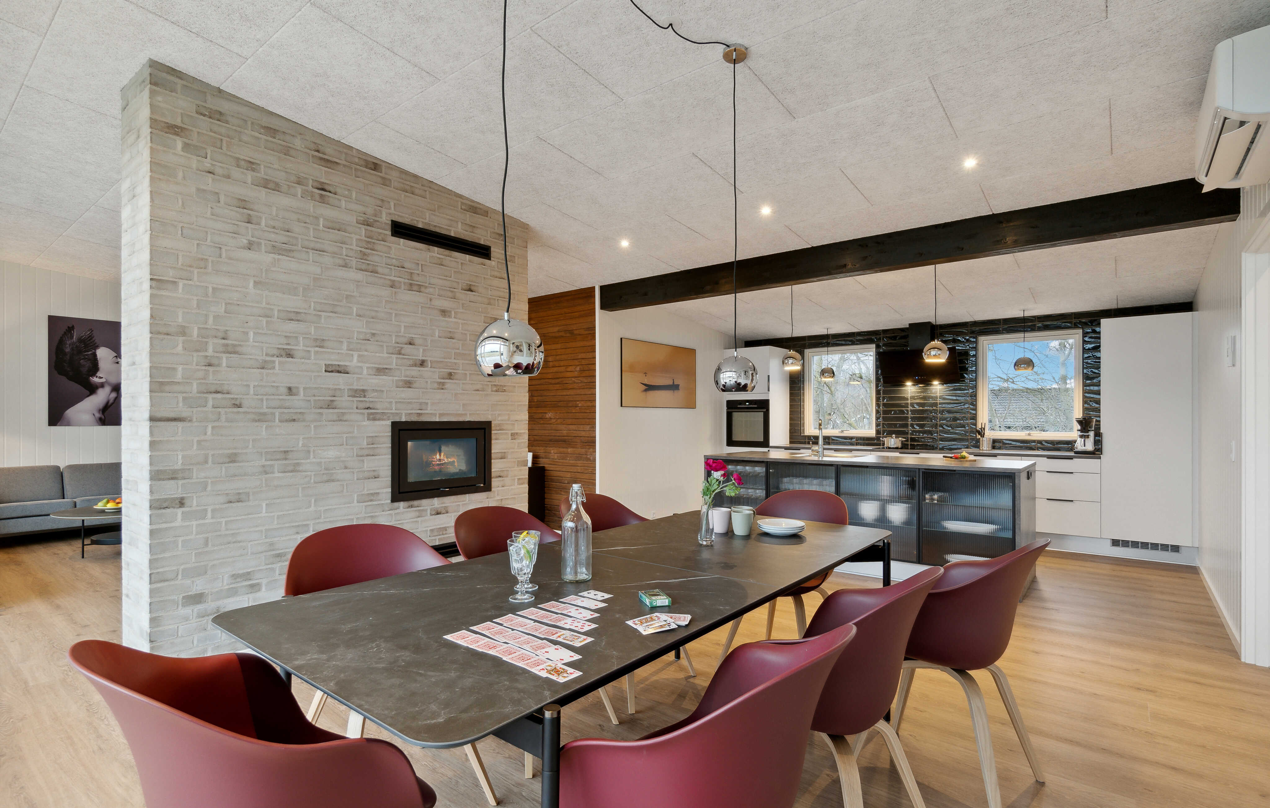 Det er plass til 10 personer i det store lyse oppholdsrommet i luksushus nr. 936.