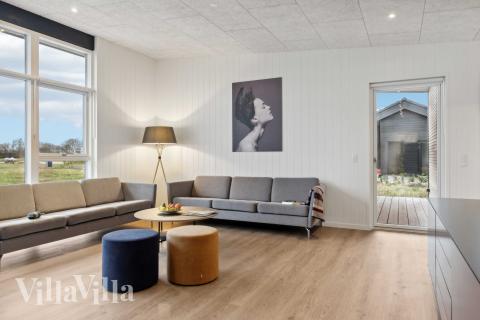 Det er god plass til hygge i feriehusets sofagruppe under oppholdet i luksushus nr. 936