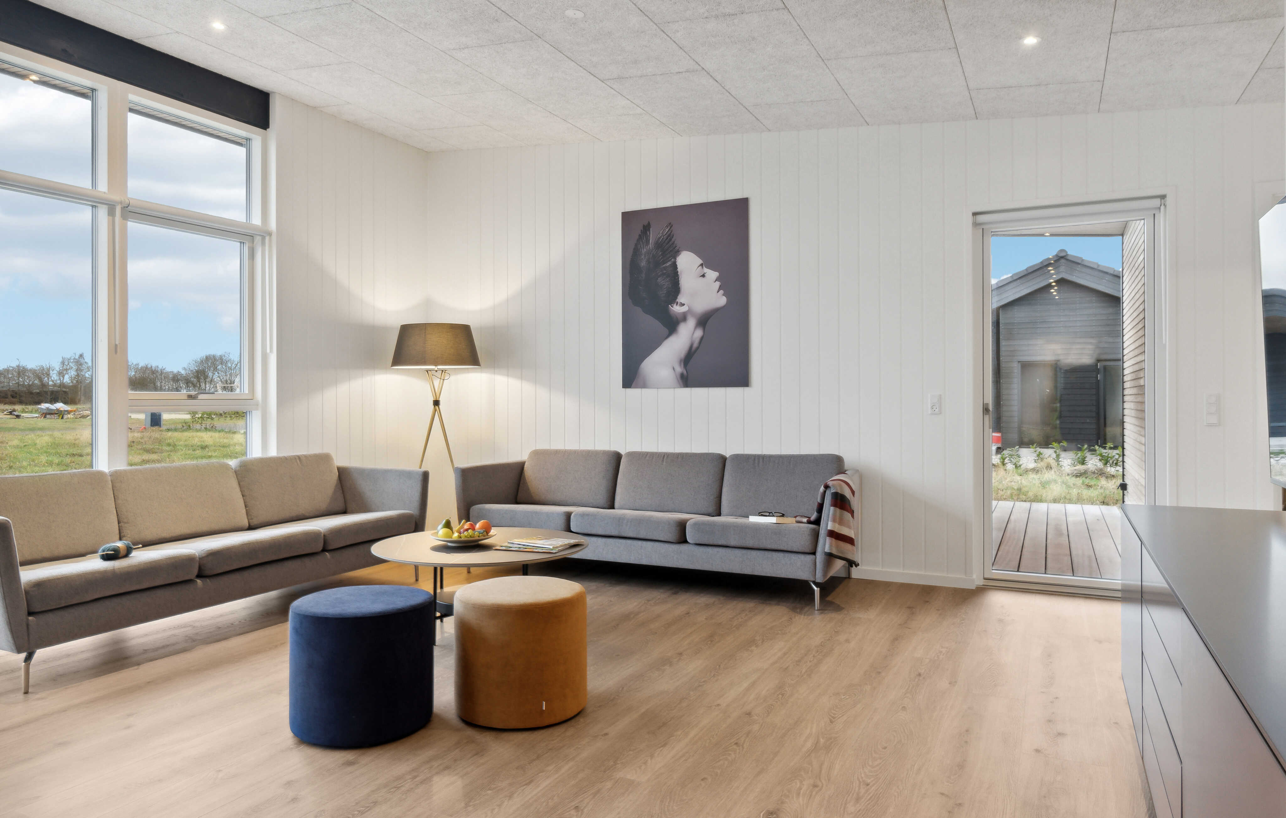 Det er god plass til hygge i feriehusets sofagruppe under oppholdet i luksushus nr. 936