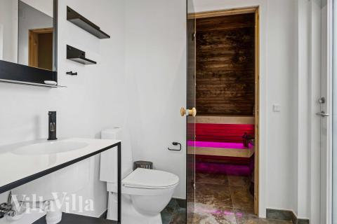 Det finnes bad med dusj i luksushus nr. 936 til 10 personer.