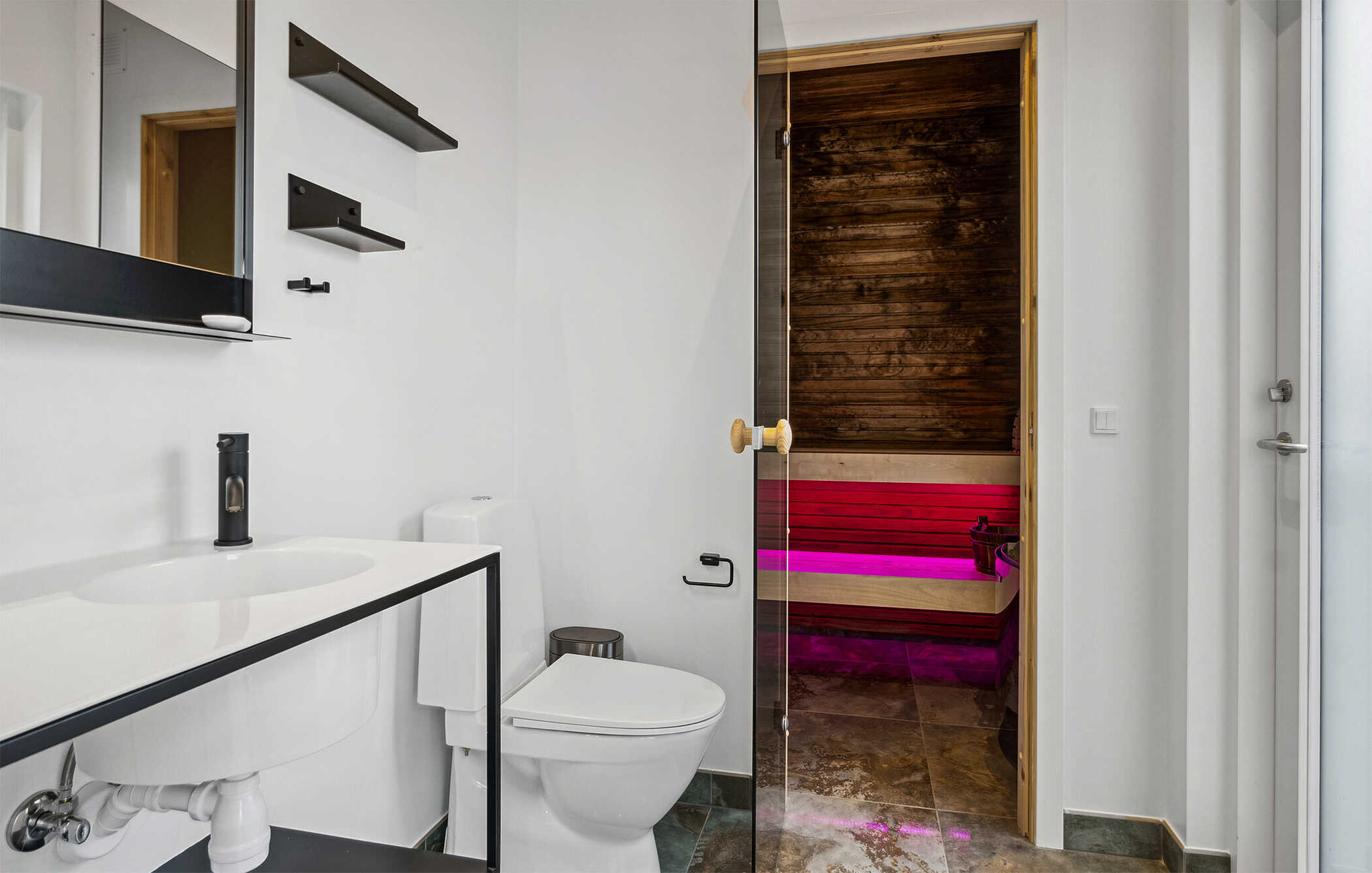 Det finnes bad med dusj i luksushus nr. 936 til 10 personer.