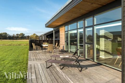 Stor terrasse i luksushus nr. 936 i Limfjorden.