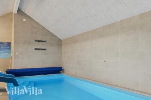 Feriehus 902 har et flott basseng med sklie, et stort innebygd boblebad og en badstue