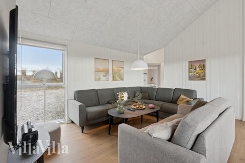 Sofaen i luksushus nr. 902 i Nordjylland er perfekt for å hygge seg med et brettspill eller se en film sammen.