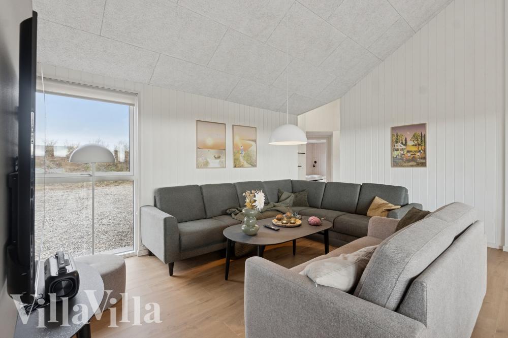 Sofaen i luksushus nr. 902 i Nordjylland er perfekt for å hygge seg med et brettspill eller se en film sammen.