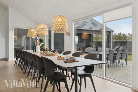 Det er plass til 18 personer i det store lyse oppholdsrommet i luksushus nr. 902.