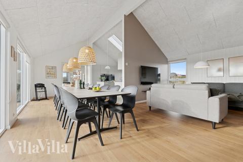 Det er god plass til at 18 personer sitter sammen i feriehusets oppholdsrom under et besøk i luksushus 902 i Nordjylland.