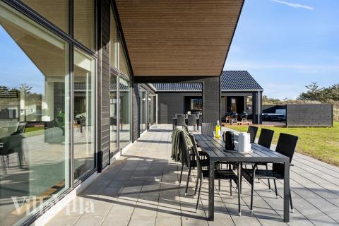 Nyt en grillkveld på terrassen i luksushus nr. 902 i Nordjylland