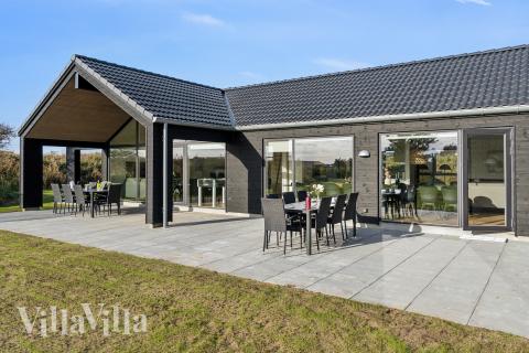 På terrassen i feriehus nr. 902 er det plass til 18 personer.