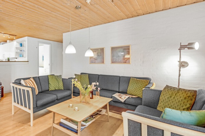 Det er god plass til hygge i feriehusets sofagruppe under oppholdet i luksushus nr. 145