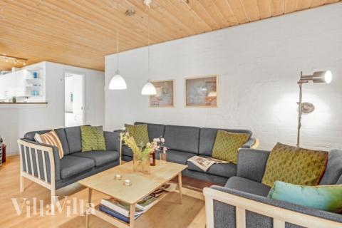 Det er god plass til hygge i feriehusets sofagruppe under oppholdet i luksushus nr. 145