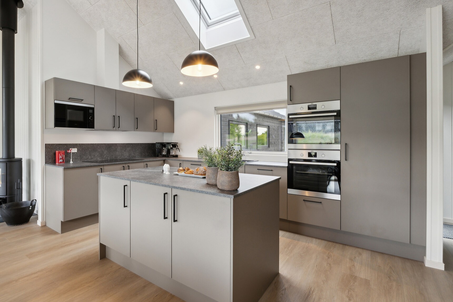 Kjøkkenet i luksushus nr. 912 er fullt utstyrt så dere lett kan lage mat til 18 personer.