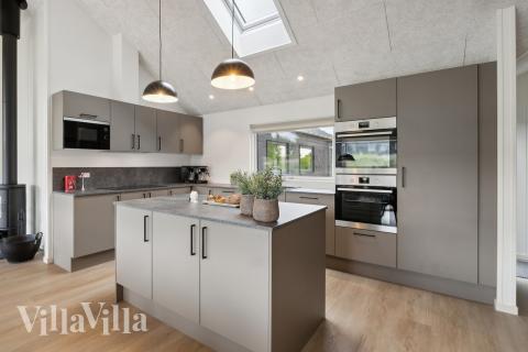 Kjøkkenet i luksushus nr. 912 er fullt utstyrt så dere lett kan lage mat til 18 personer.