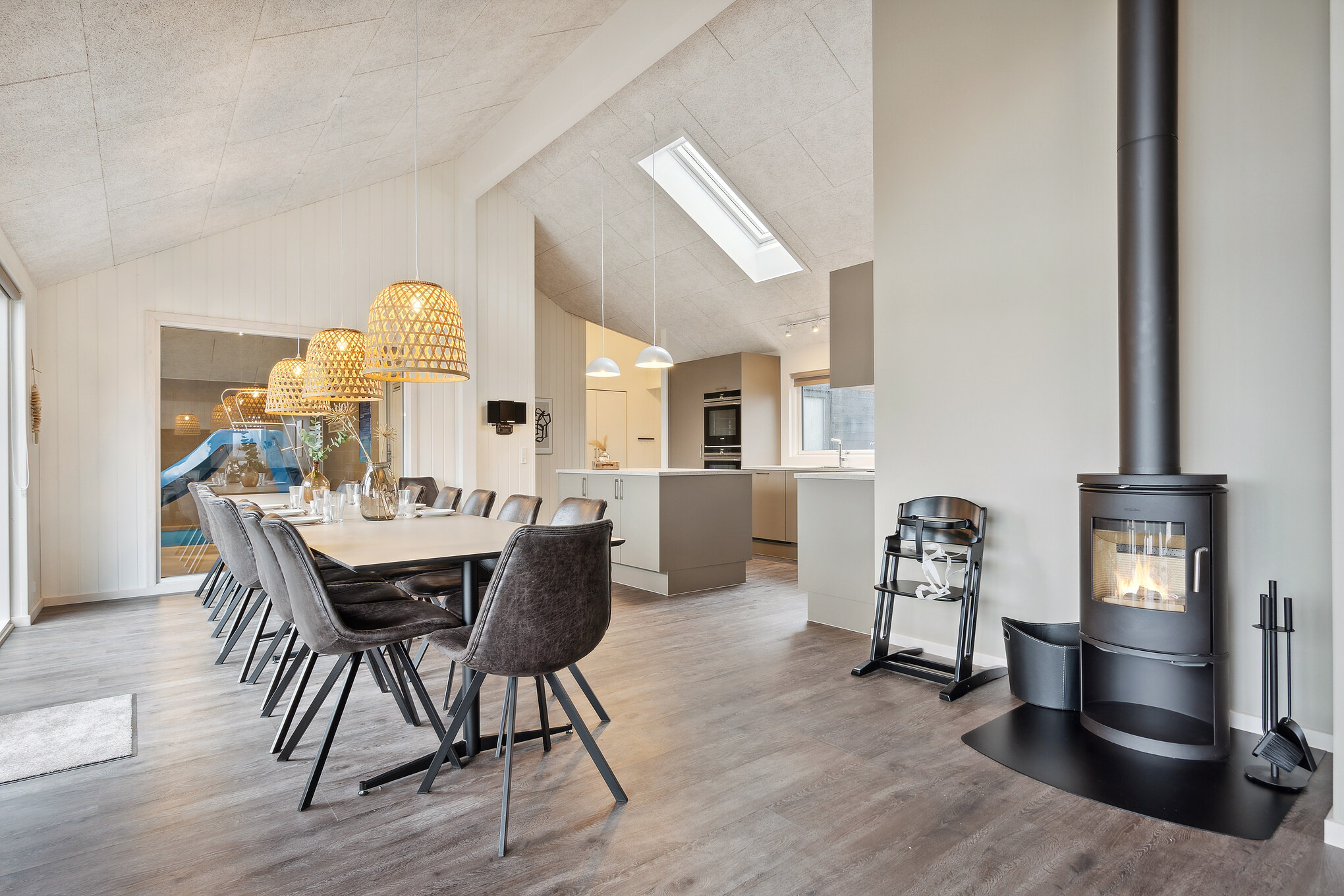 Det er plass til 18 personer i det store lyse oppholdsrommet i luksushus nr. 918.