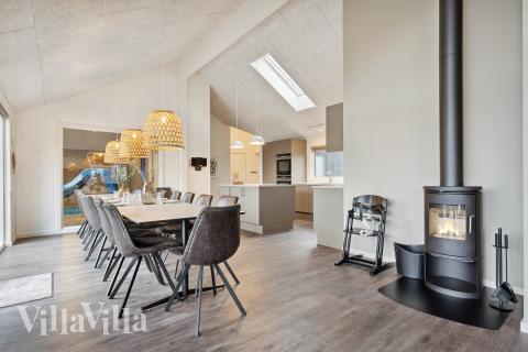 Det er plass til 18 personer i det store lyse oppholdsrommet i luksushus nr. 918.