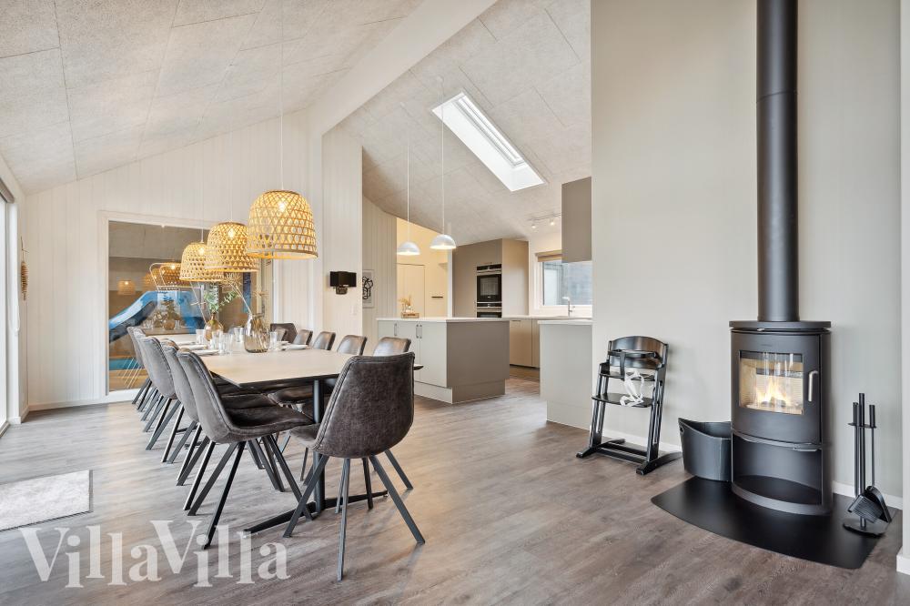 Det er plass til 18 personer i det store lyse oppholdsrommet i luksushus nr. 918.