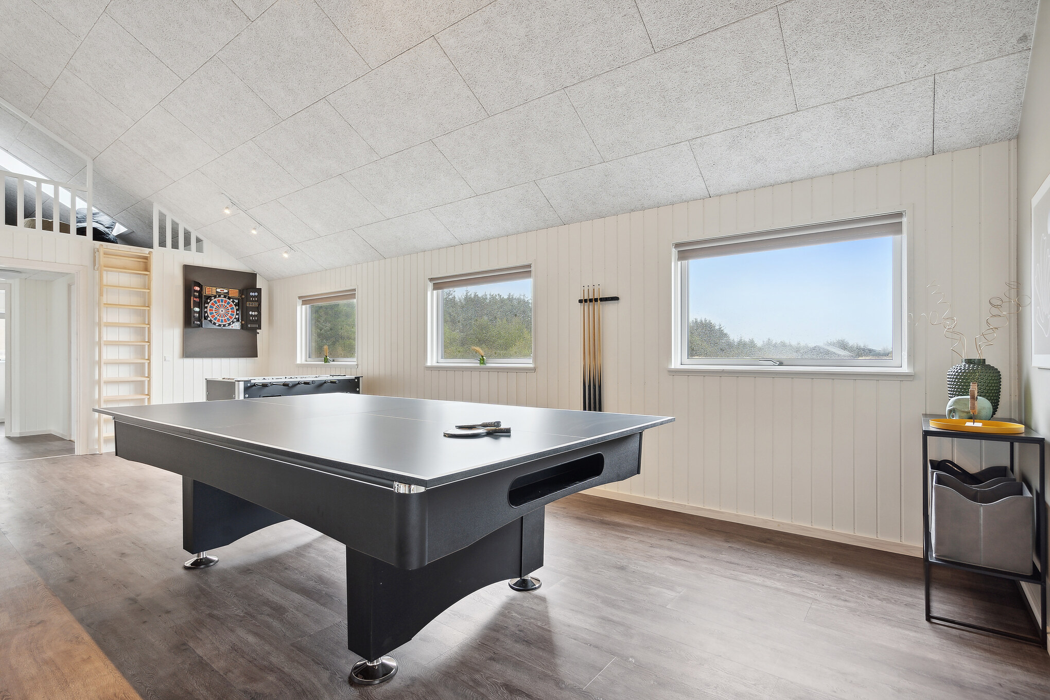 I tillegg til alle aktivitetsmulighetene i husets bassengavdeling, kan du også spille biljard, bordtennis og dart i luksushus nr. 918