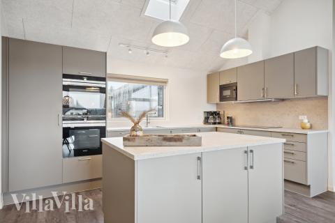 Kjøkkenet i luksushus nr. 918 er fullt utstyrt så dere lett kan lage mat til 18 personer.