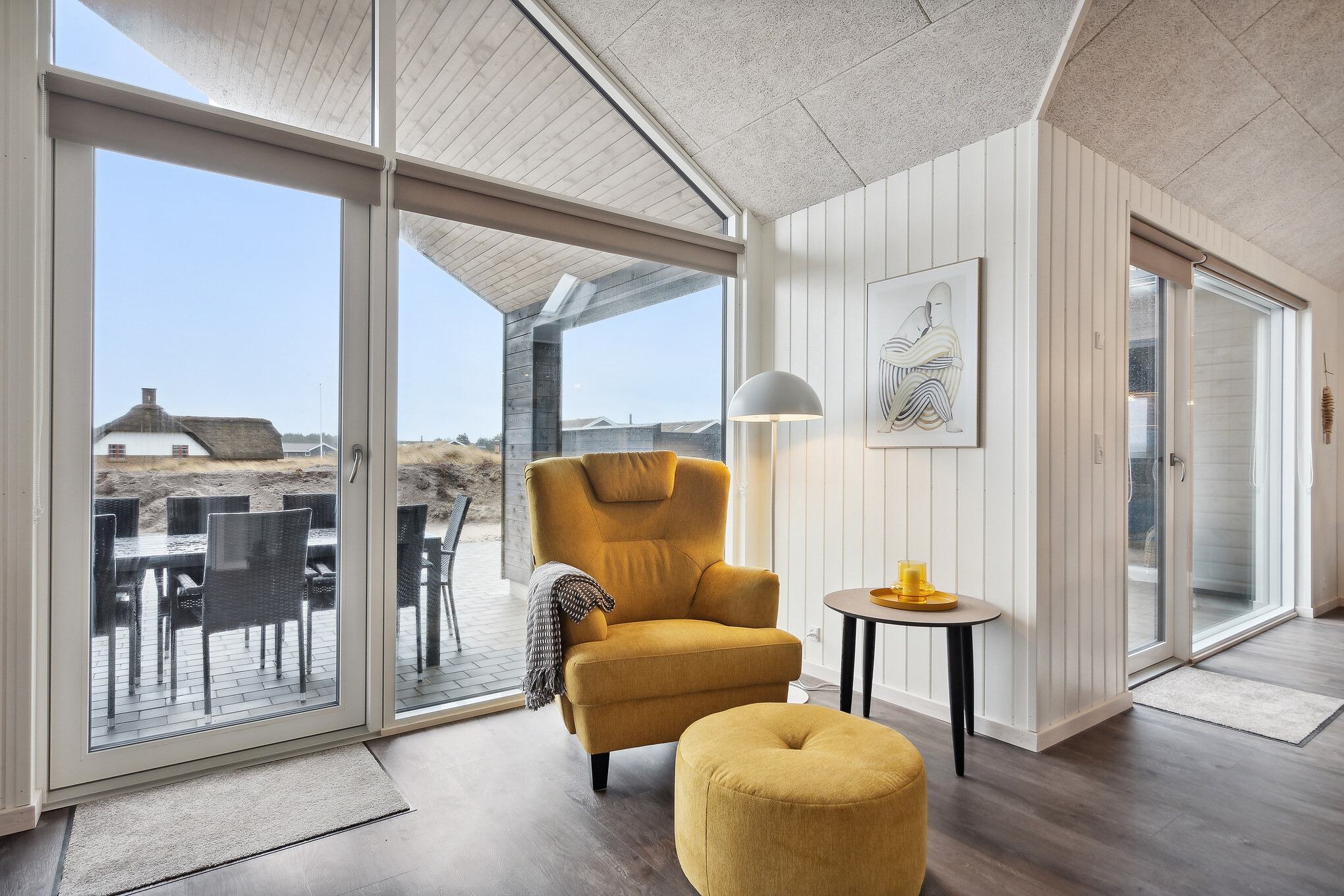 Sofaen i luksushus nr. 918 i Vestjylland er perfekt for å hygge seg med et brettspill eller se en film sammen.